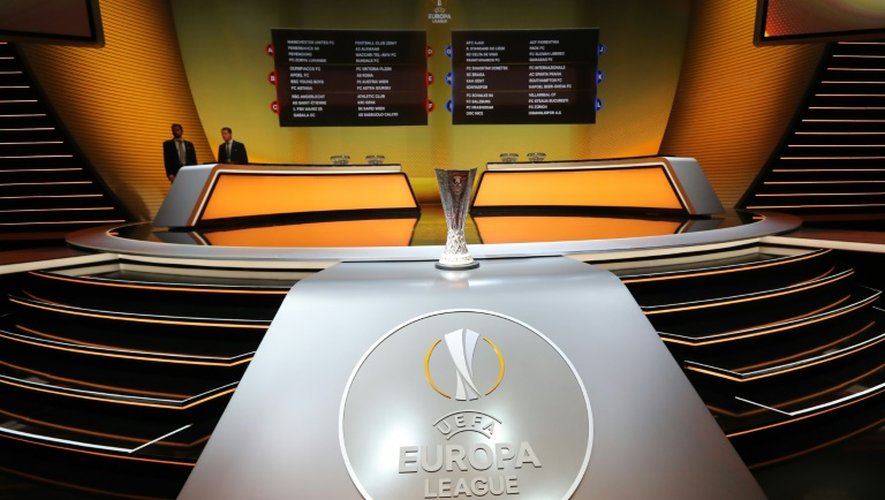 Trophée de l'Europa League (c) exposé dans la salle où est effectué le tirage au sort des groupes, le 26 août 2016 à Monaco