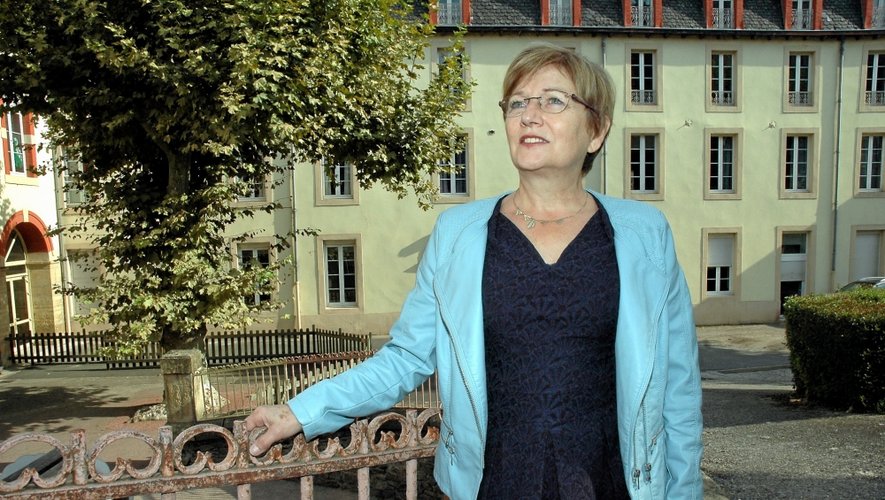Régine Foulquier devant l’institution Sainte-Foy où elle fut pensionnaire pendant ses années de collège, de 1963 à 1967.
