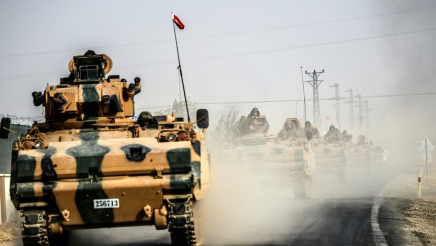 Des chars turcs en route vers la frontière syrienne, près de la ville de Karkamis, le 25 août 2016