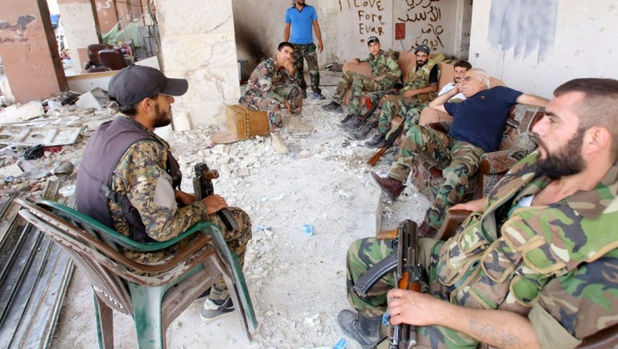 Des soldats de l'armée syrienne dans la partie de la ville de Daraya contrôlée par le gouvernement, le 26 août 2016