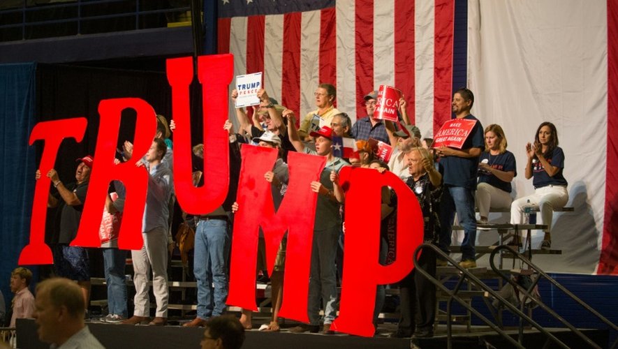Des partisans accueillent le candidat républicain à la présidentielle américaine Donald Trump à Austin, au Texas, le 23 août 2016