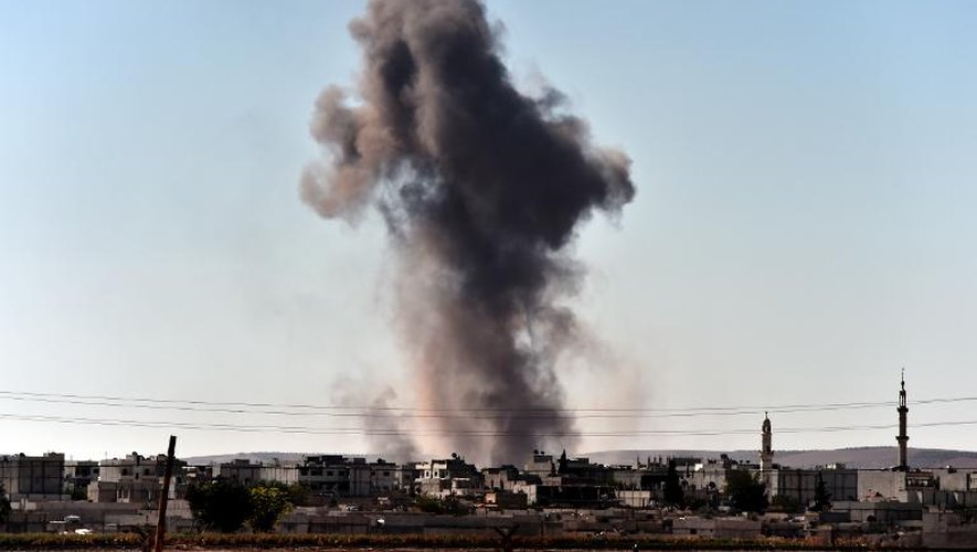 De la fumée s'élève au-dessus de la ville syrienne de Kobané après des frappes aériennes, le 7 octobre 2014