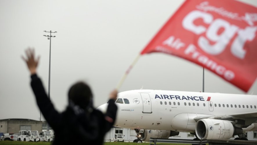 Un salarié d'Air France brandit un drapeau de la CGT, le 5 octobre 2015 à Roissy, au siège de la compagnie