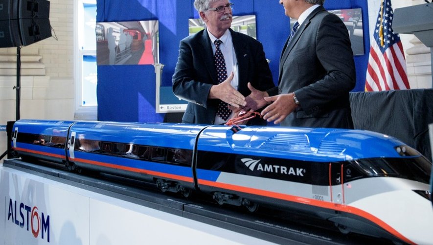 Le président d'Amtrak Joseph H. Boardman et Jérôme Wallut, vice-président d'Alstom Amérique du Nord, lors de la présentation du nouveau train Avelia, le 26 août 2016 à Wilmington, dans le Delaware