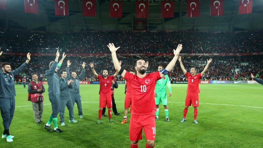 Le Turc Arda Turan fête la qualification de son équipe pour l'Euro-2016, après la victoire contre l'Islande, le 13 octobre 2015 à Konya