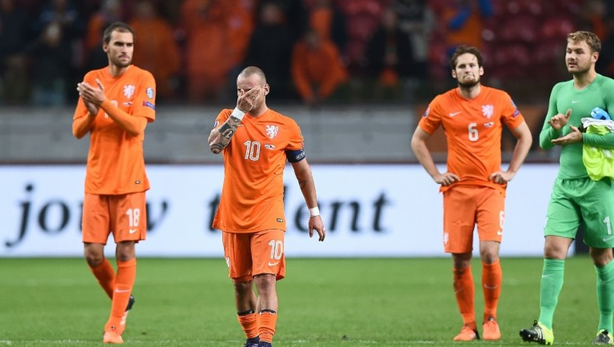 La déception des joueurs néerlandais non qualifiés pour l'Euro-2016 après leur défaite face à la République tchèque, le 13 octobre 2015 à Amsterdam