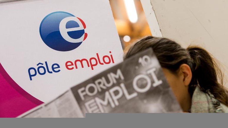 Une femme assiste à un forum sur l'emploi dans une agence pôle emploi le 30 september, 2014 à Villeneuve-d'Ascq, dans le nord de la France