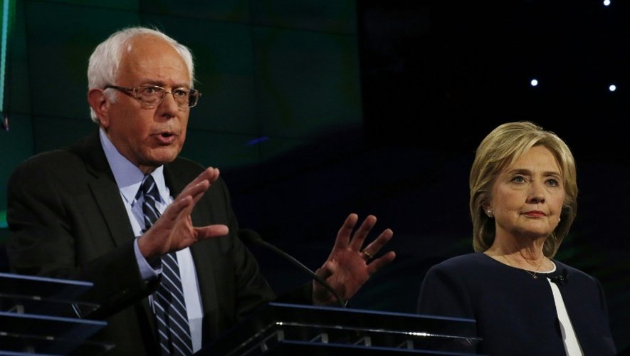 Hillary Clinton et Bernie Sanders, tous deux candidats à l'investiture démocrate s'expriment lors d'un débat télévisé à Las Vegas le 13 octobre 2015