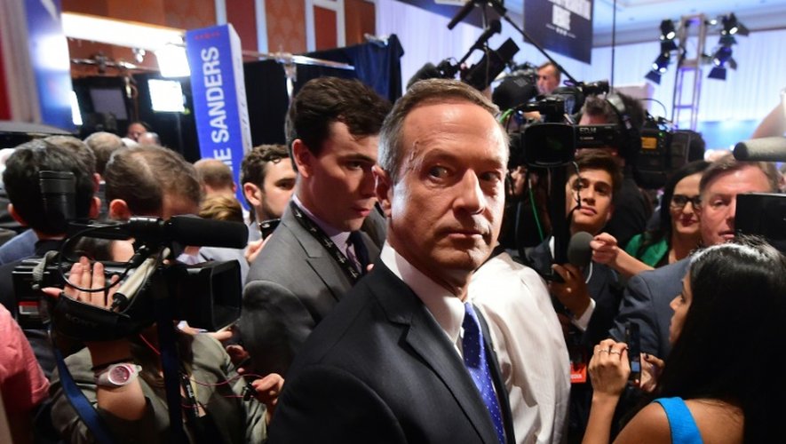 Martin O'Malley un des candidats à la primaire démocrate est entouré de journalistes lors du débat télévisé entre démocrates à Las Vegas, le 13 octobre 2015