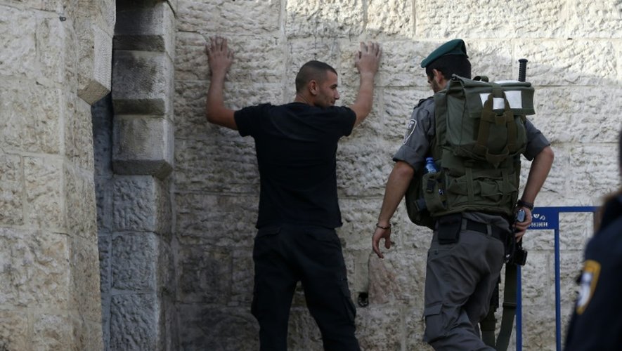 Un Palestinien contrôlé par un policier israélien le 13 octobre 2015 à Jérusalem