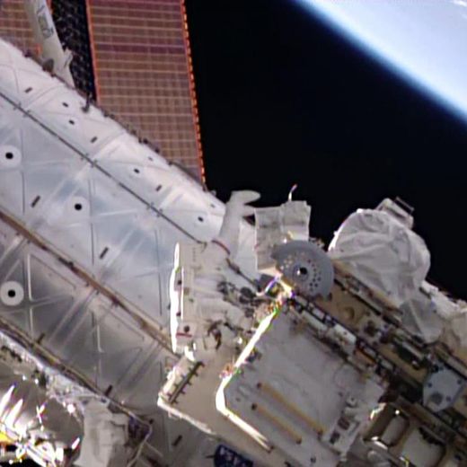 Les astronautes américain Reid Wiseman et allemand Alexander Gerst achèvent une sortie orbitale à l'extérieur de la Station spatiale internationale (ISS) pour procéder avec succès à des réparations le 7 octobre 2014