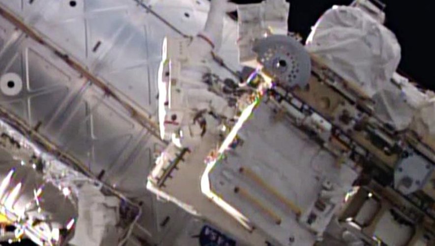 Les astronautes américain Reid Wiseman et allemand Alexander Gerst achèvent une sortie orbitale à l'extérieur de la Station spatiale internationale (ISS) pour procéder avec succès à des réparations le 7 octobre 2014