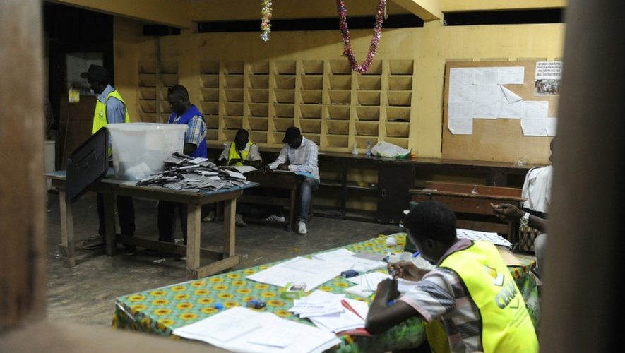 Des membres de la Commission électorale du Gabon, dépouillent les bulletins de vote à Libreville, le 27 août 2016