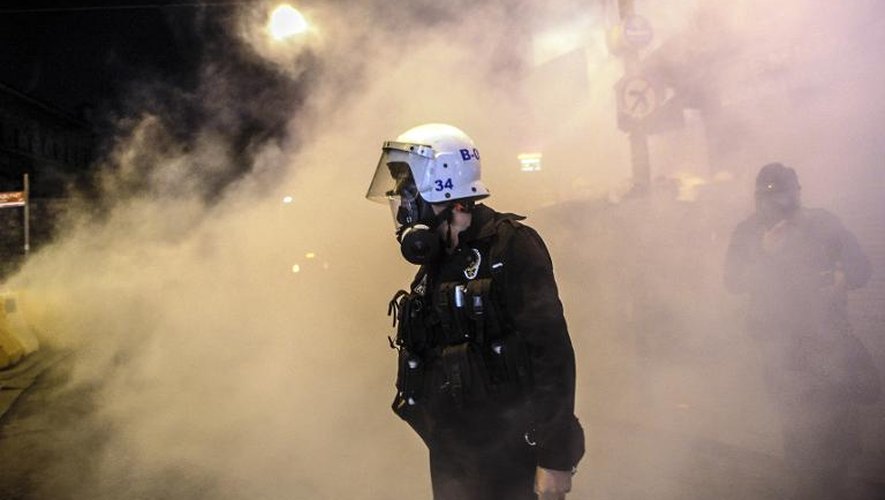 Un policier anti-émeute à Istanbul le 7 octobre 2014 lors de violentes manifestations prokurdes