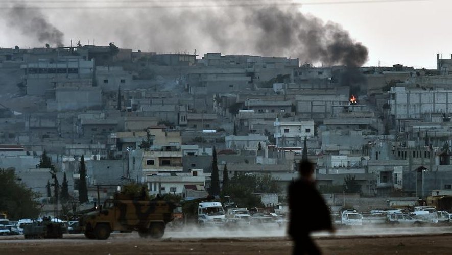 De la fumée s'élève du centre de Kobané lors de violents combats entre jihadistes et forces kurdes, le 7 octobre 2014 en Syrie