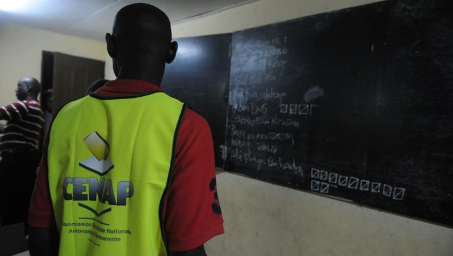 Un membre de la Commission électorale  vérifie les résultats des dépouillements dans un bureau de vote de Libreville, le 27 août  2016