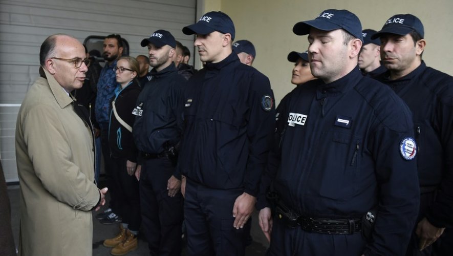 Le ministre de l'Intérieur Bernard Cazeneuve rencontre des policiers le 5 octobre 2015 à Saint-Ouen, dans la banlieue de Paris