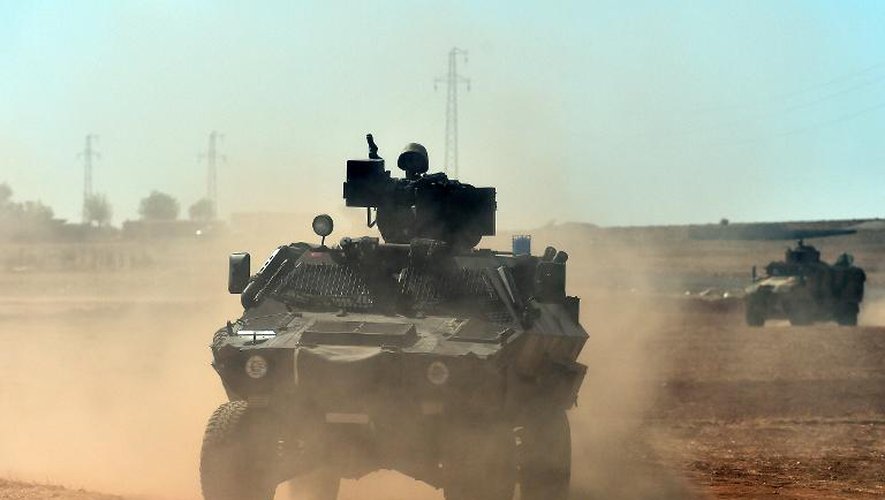 Des soldats turcs patrouillent sur la frontière avec la Syrie, près de la ville de Kobané, le 7 octobre 2014 à Suruc