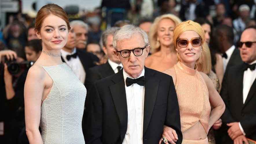 Le réalisateur américain Woody Allan (c) aux côtés des actrices Emma Stone (g) et Parker Posey à Cannes, le 15 mai 2015