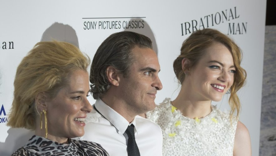 Les actrices Parker Posey (g), Emma Stone (d) et l'acteur Joaquin Phoenix le 9 juillet 2015 à Beverly Hills, en Californie