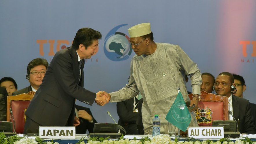 Le Premier ministre japonais, Shinzo Abe (à g.), et le président tchadien, Idriss Déby (à d.), pendant l'ouverture de la Conférence internationale de Tokyo pour le développement de l'Afrique, à Nairobi le 27 août 2016