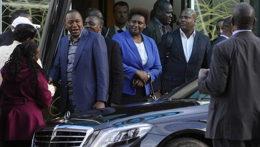 Le président kényan Uhuru Kenyatta (2e g) arrive à l'aéroport de Schiphol, le 7 octobre 2014 à La Haye pour comparaître devant la CPI