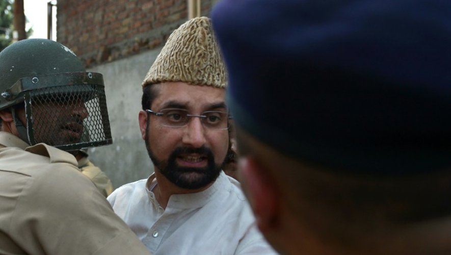 La police indienne interpelle Miwaiz Umar Farooq à Srinagar, le 13 juillet 2016