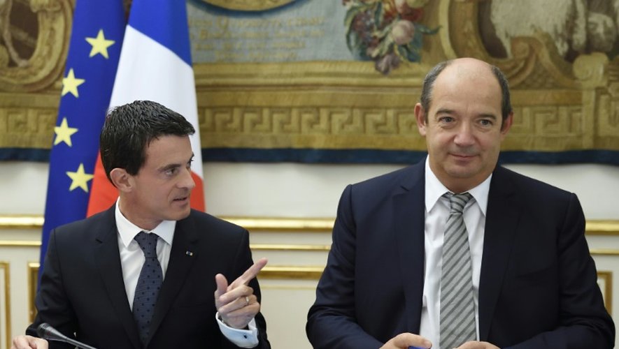 Le Premier ministre Manuel Valls (g) et son conseiller social Gilles Gateau, le 9 octobre 2015 à Paris