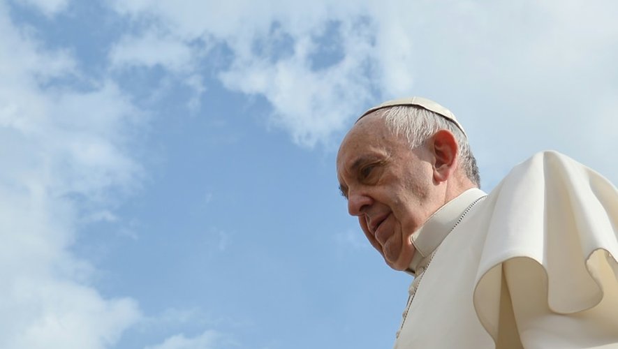 Le pape François arrive place St Pierre à Rome pour son audience hebdomadaire, le 14 octobre 2015
