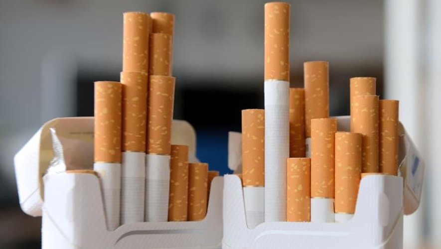 Le paquet de cigarettes neutre "devrait arriver dans les bureaux de tabac au début de l'année 2016", annonce la ministre de la Santé Marisol Touraine.