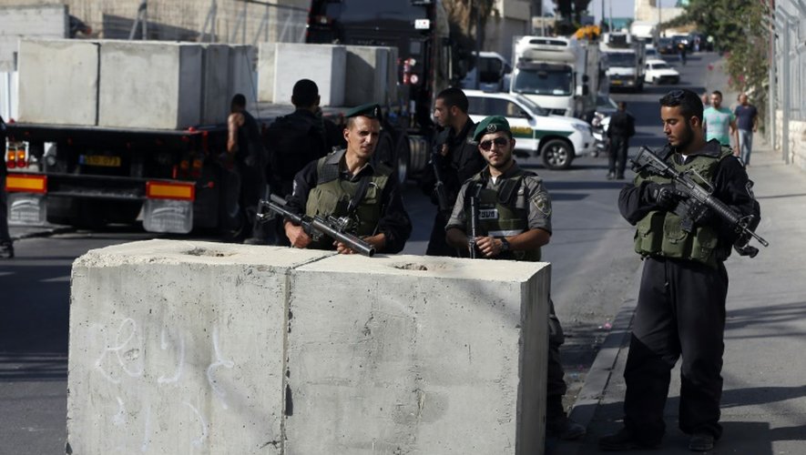 Un poste de contrôle des forces de sécurité israéliennes près du quartier palestinien de Ras-Al amud à l'est de Jérusalem, le 14 octobre 2015