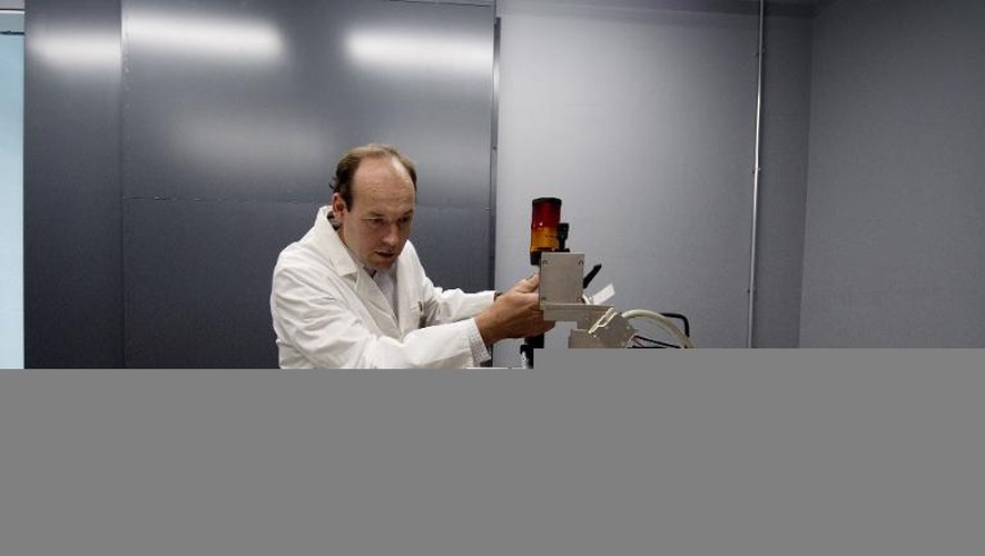 Le Dr. Killian Anheuser, responsable scientifique au laboratoire FAEI de Genève, analyse un tableau du peintre Fernand Léger à la recherche de signes de contrefaçon, le 19 septembre 2014