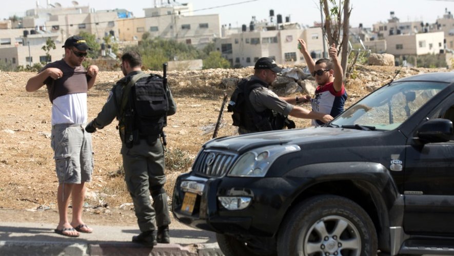 Des gardes-frontières israéliens contrôlent des Palestiniens dans les environs de Jérusalem-Est, le 14 octobre 2015