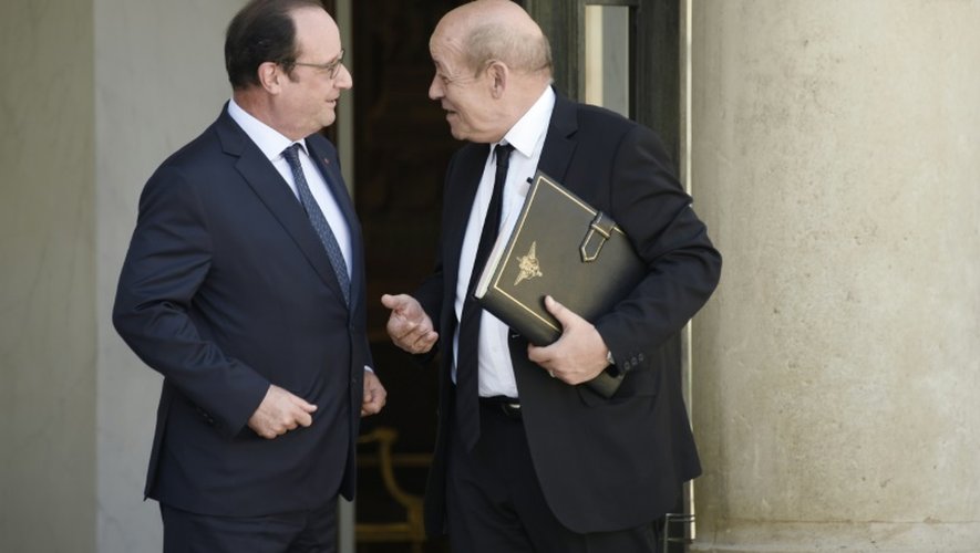 Le président François Hollande et le ministre de la Défense Jean-Yves Le Drian à l'issue d'un conseil des ministres le 31 juillet 2015 à l'Elysée à Paris