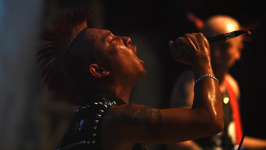 Le chanteur Shan Lin (g) du groupe "Manifestants", sur scène lors du festival de musique punk de Pékin, le 30 août 2014