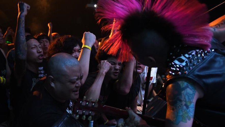 Le chanteur et guitariste Yu Sijia, du groupe Hell City, joue devant ses fans au festival de musique punk de Pékin, le 31 août 2014
