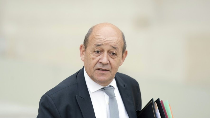Jean-Yves Le Drian à la sortie du conseil des ministres le 14 octobre 2015 à l'Elysée