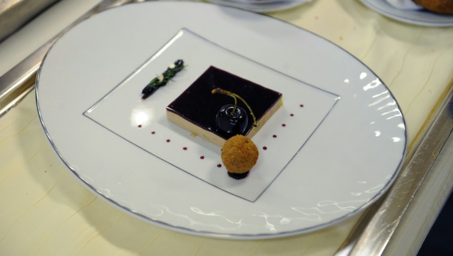 Un dessert élaboré par le chef français Sylvestre Wahid, alors aux commandes des cuisines de l'hôtel-restaurant L'Oustau de Baumanière, aux Baux-de-Provence, dans les Bouches-du-Rhône, le 29 juillet 2009