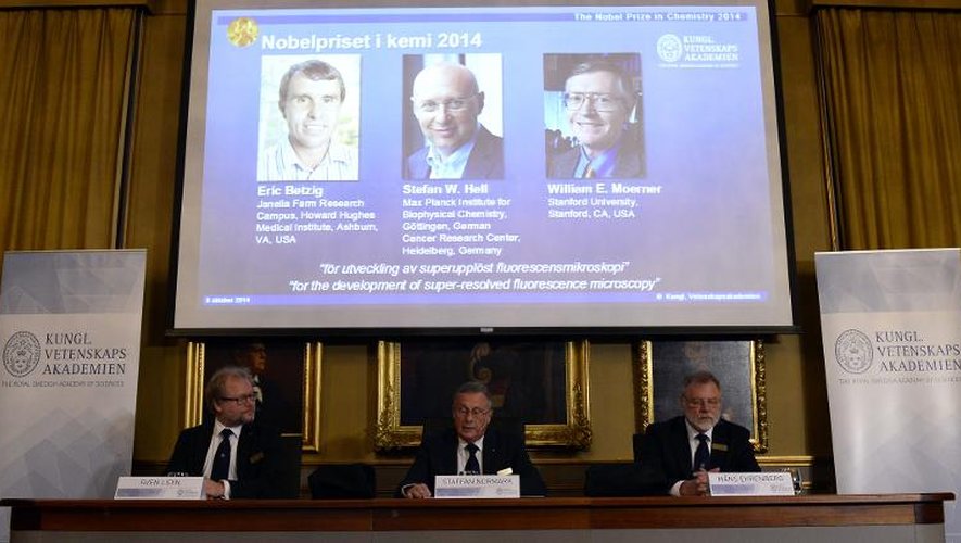 Les photos des lauréats du prix Nobel de chimie - les Américains Eric Betzig (g) et William Moerner (d) et l'Allemand, Stefan Hell (c) - sont projetées sur un écran lors de l'annonce du prix, le 8 octobre 2014 à Stockholm