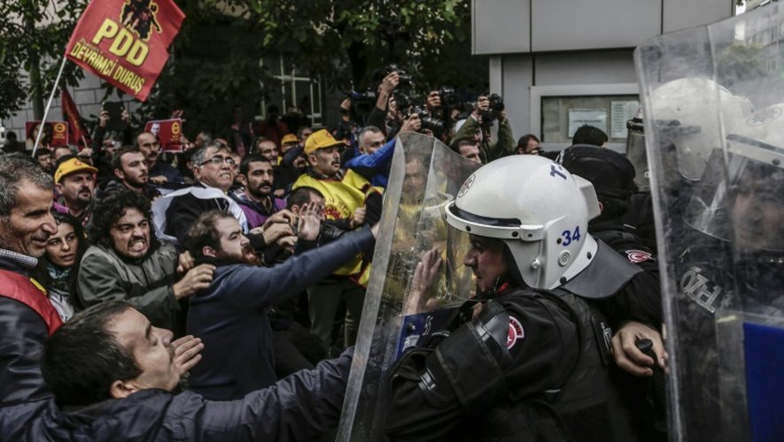 Manifestants et policiers anti-émeutes s'affrontent à Istanbul le 13 octobre 2015 lors d'un rassemblement pour dénoncer le double attentat du 10 octobre 2015