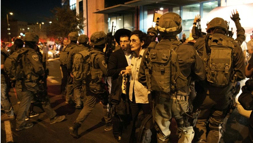 Des forces de sécurité israéliennes sur les lieux d'une nouvelle attaque au couteau près de la station de bus, le 14 octobre 2015 à Jérusalem