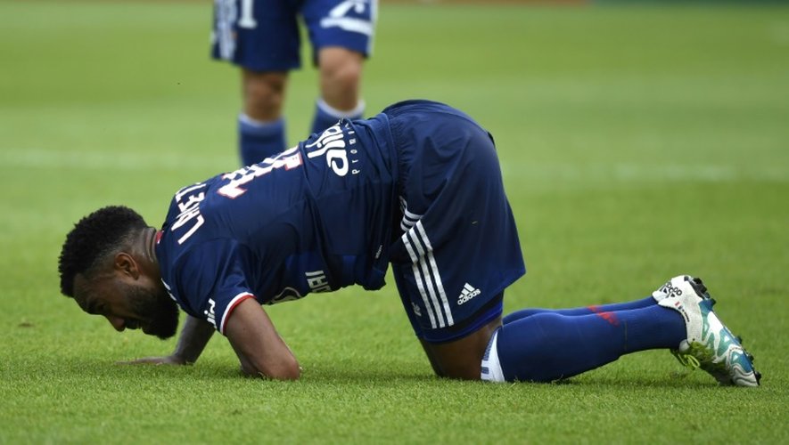 L'attaquant de Lyon, Alexandre Lacazette, touché à un genou, s'écroule sur la pelouse lors du match face à Dijon au stade Gaston-Gérard, le 27 août 2016