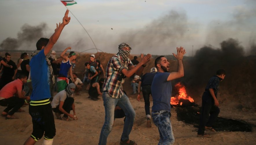 Des Gazaouis affrontent, après avoir détruit une partie du mur, des soldats israéliens à la frontière entre Gaza et Israël, le 13 octobre 2015