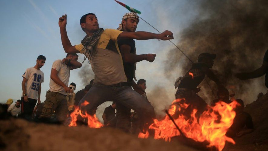 Des jeunes gazaouis affrontent  des soldats israéliens à coups de pierre le 13 octobre 2015 à la frontière entre Gaza et Israël
