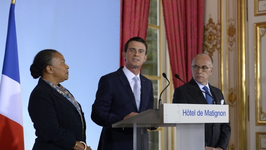 La ministre de la Justice Christiane Taubira (G), le Premier ministre Manuel Valls et le ministrre de l'Intérieur, Bernard Cazeneuve à Matignon, le 14 octobre 2015