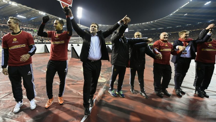 L'entraîneur de la Belgique Marc Wilmots (c) et son équipe célèbrent leur victoire contre Israël en match de qualification à l'Euro-2016, le 13 octobre 2015 à Bruxelles