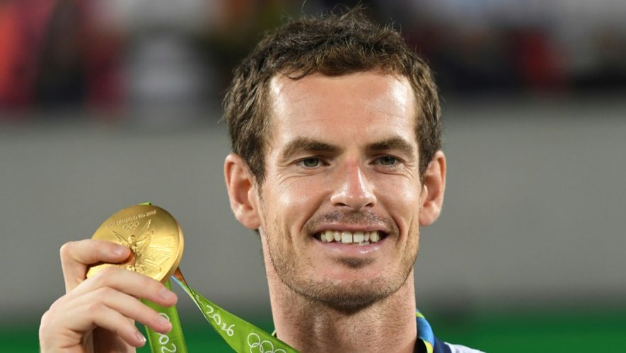 L'Ecossais Andy Murray pose avec sa médaille d'or sur le podium après la finale du tournoi olympique face à l'Argentin Juan Martin Del Potro, le 14 août 2016 à Rio

















s