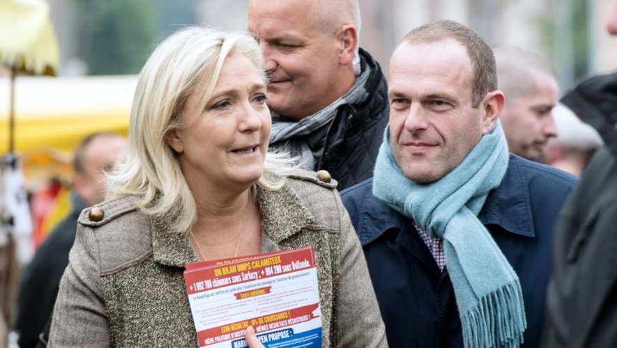 La présidente du FN, Marine Le Pen, fait campagne spour les élections régionales avec le maire FN de Hénin-Beaumont, Steeve Briois sur le marché de Liévin, le 14 octobre 2015