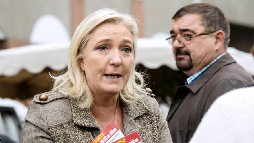 La présidente du FN, Marine Le Pen, fait campagne pour les élections régionales sur le marché de Liévin, le 14 octobre 2015