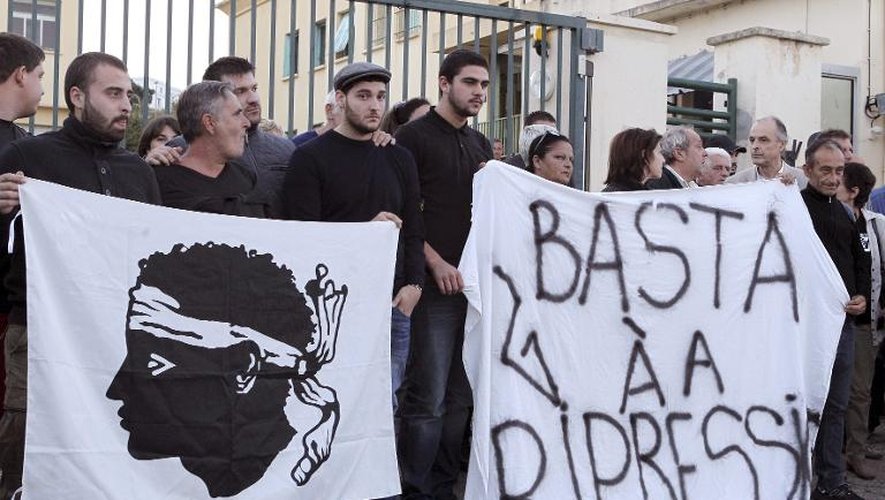 Des manifestants rassemblés le 6 octobre 2014 devant la gendarmerie d'Ajaccio